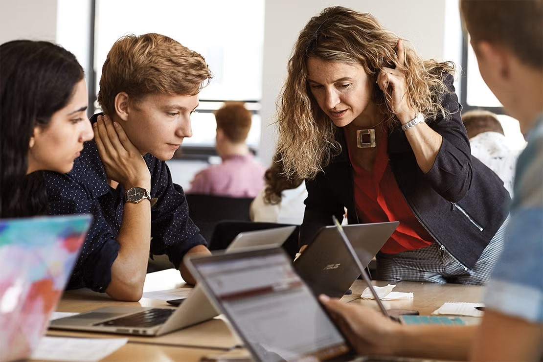 Professor talks with students